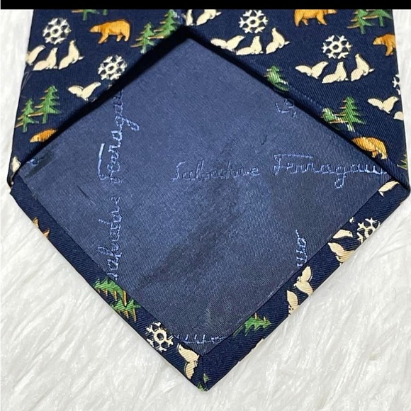 Salvatore Ferragamo 100% silk tie bear sea lion animal printed ⭐️⭐️⭐️⭐️ - Picture 7 of 15